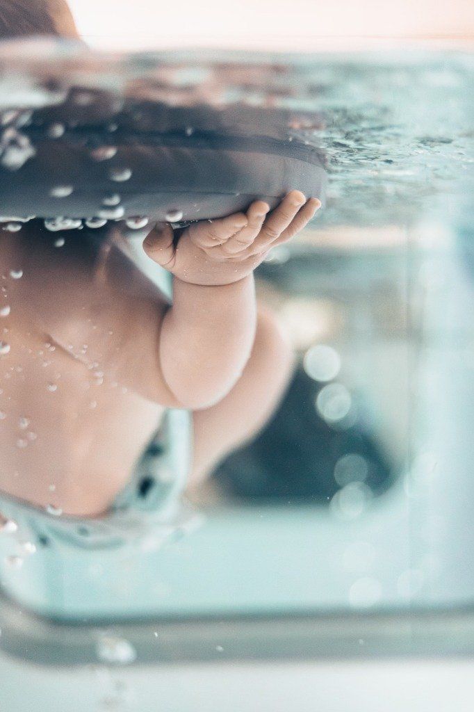 Flotter en douceur : les bienfaits de l'hydrothérapie pour bébé