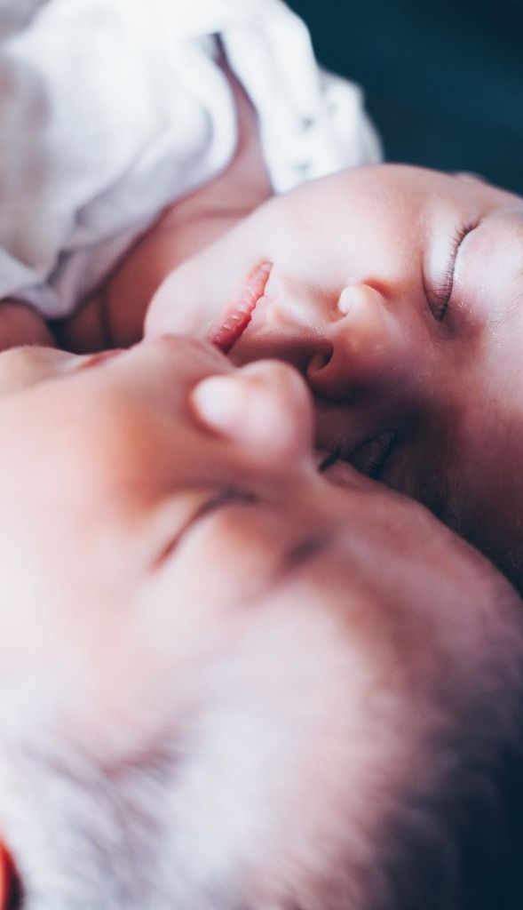 Duo de douceur : le bain enveloppé des jumeaux