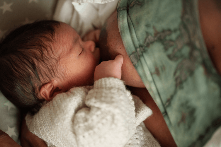 Une parenthèse au creux du bain...maman et bébé se retrouvent